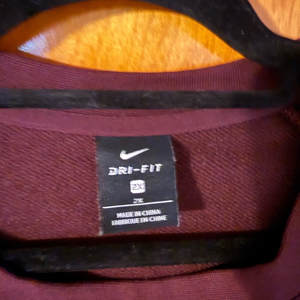 Nike Women’s Burgundy Cropped Crewneck Sweatshirt Size 2X - Picture 4 of 6